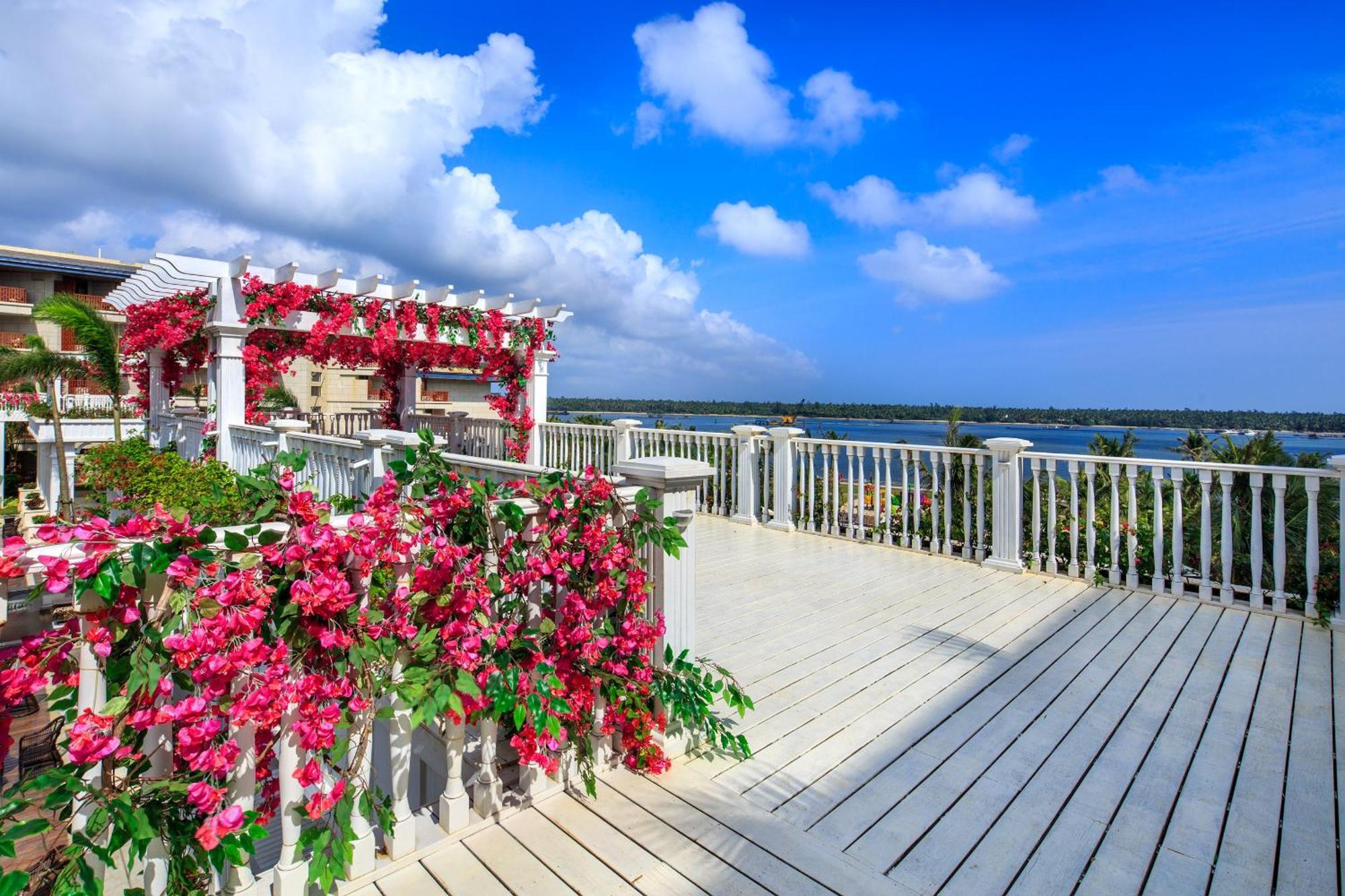 Wyndham Grand Plaza Royale Wenchang Bagian luar foto